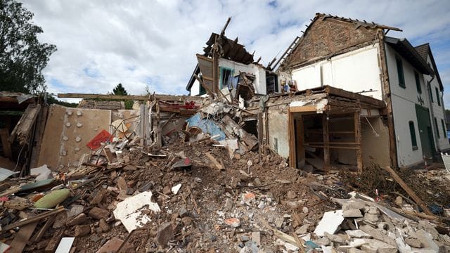 Schutt und Geröll eines nach dem Hochwasser völlig zerstörten Hauses im nordrhein-westfälischen Gemünd. Schutt und Geröll eines nach dem Hochwasser völlig zerstörten Hauses im nordrhein-westfälischen Gemünd.