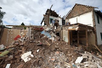 Schutt und Geröll eines nach dem Hochwasser völlig zerstörten Hauses im nordrhein-westfälischen Gemünd.