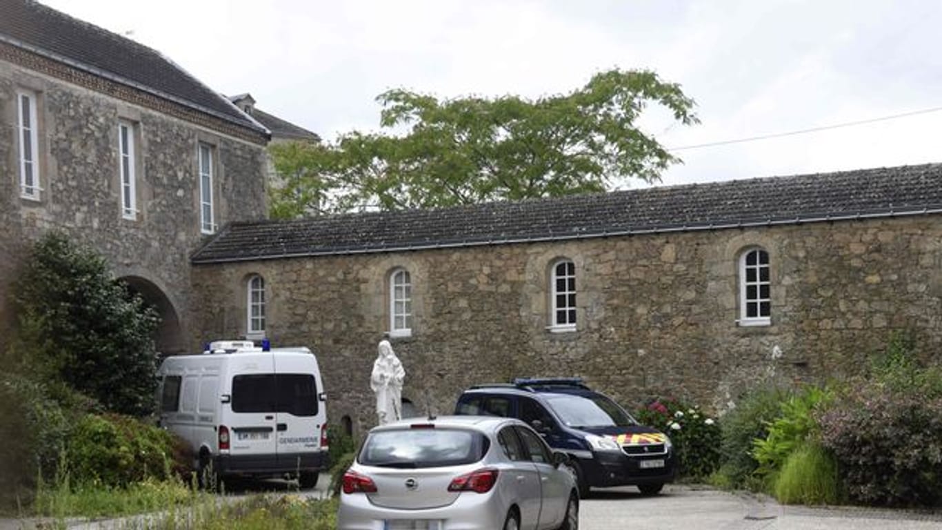 Fahrzeuge der Gendarmerie parken in Saint-Laurent-sur-Sèvre, wo der katholische Priester getötet wurde.