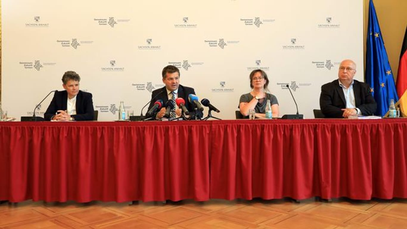 Lydia Hüskens (l-r), Sven Schulze, Juliane Kleemann und Andreas Schmidt bei der Vorstellung des Entwurfs des Koalitionsvertrages.
