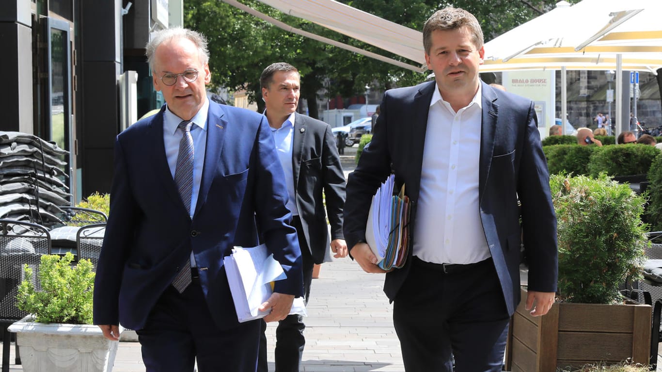 Ministerpräsident Reiner Haseloff (l.) und der CDU-Landesvorsitzende Sven Schulze auf dem Weg zu den Koalitionsverhandlungen: Sie wollen mit SPD und FDP künftig regieren.