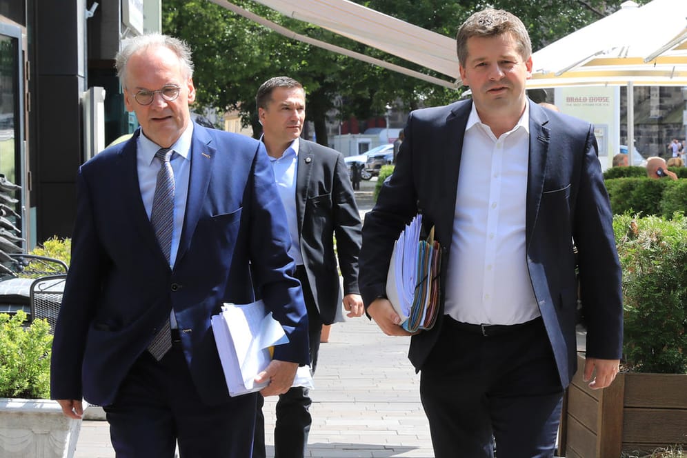 Ministerpräsident Reiner Haseloff (l.) und der CDU-Landesvorsitzende Sven Schulze auf dem Weg zu den Koalitionsverhandlungen: Sie wollen mit SPD und FDP künftig regieren.