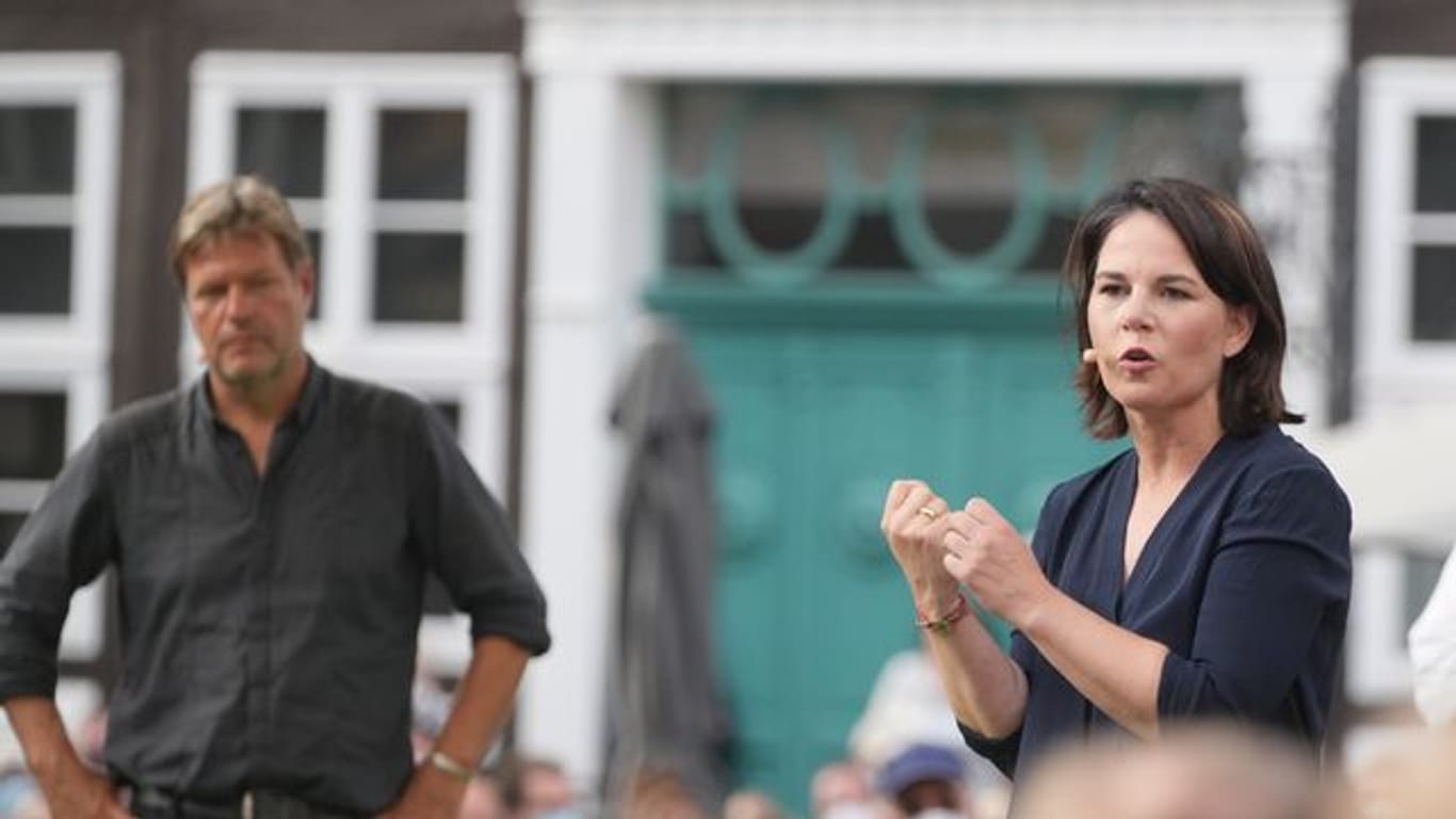 Grünen-Kanzlerkandidatin Annalena Baerbock und der Co-Bundesvorsitzende Robert Habeck beim Wahlkampfauftakt in Hildesheim.