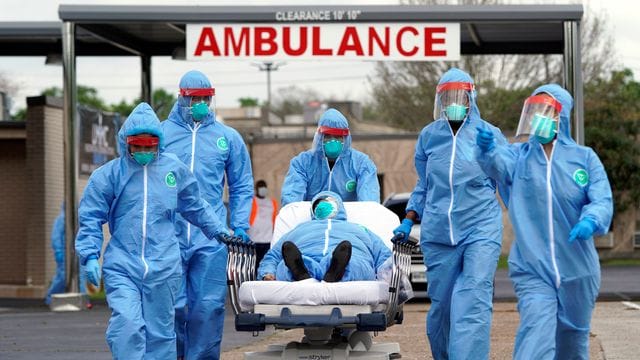 Ein Covid-Patient wird in der Anfangsphase der Pandemie 2020 in ein Krankenhaus in Houston gebracht. Ein Covid-Patient wird in der Anfangsphase der Pandemie 2020 in ein Krankenhaus in Houston gebracht.