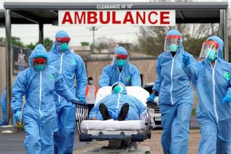 Ein Covid-Patient wird in der Anfangsphase der Pandemie 2020 in ein Krankenhaus in Houston gebracht.
