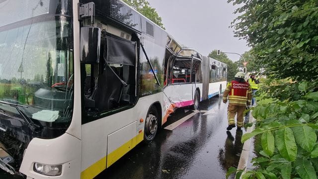 Der stark beschädigte Linienbus an der Unfallstelle in Langenhagen.