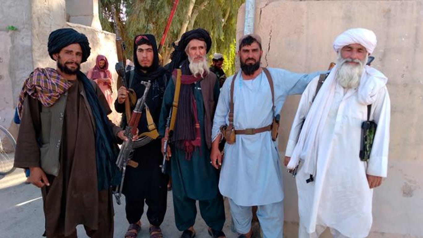Taliban-Kämpfer posieren nach der Eroberung in in der Stadt Farah.