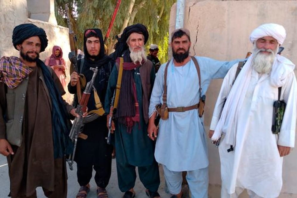 Taliban-Kämpfer posieren nach der Eroberung in in der Stadt Farah.