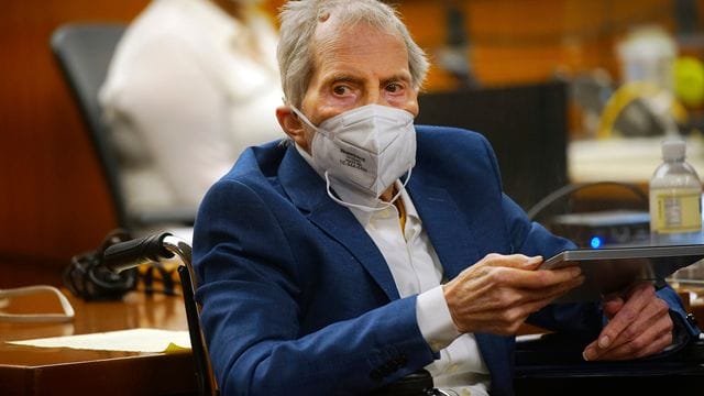 Robert Durst hört im Gerichtssaal den Eröffnungsplädoyers der Anwälte zu. Robert Durst hört im Gerichtssaal den Eröffnungsplädoyers der Anwälte zu.