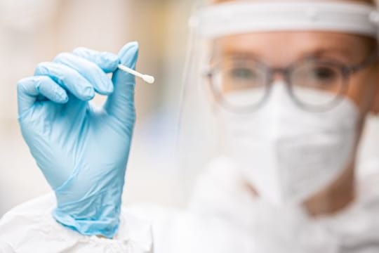 Im Zuge der immer stärkeren Ausbreitung der Delta-Variante des Coronavirus hat sich die Sieben-Tage-Inzidenz in Deutschland innerhalb eines Monats etwa vervierfacht.
