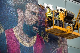 Arbeiter entfernen das Messi-Porträt an der Fassade vom Camp Nou, wo 30.