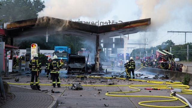 Löscharbeiten an der Autobahn-Tankstelle.