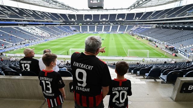 Zum Heimspiel von Eintracht Frankfurt gegen den FC Augsburg dürfen 25. Zum Heimspiel von Eintracht Frankfurt gegen den FC Augsburg dürfen 25.
