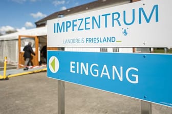 Im Landkreis Friesland sollen Tausende Menschen nachgeimpft werden.