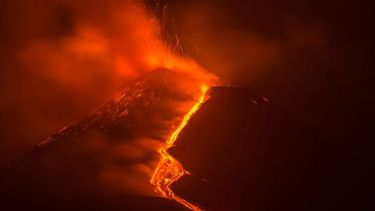 Heiße Lava fließt vom Vulkan Ätna.