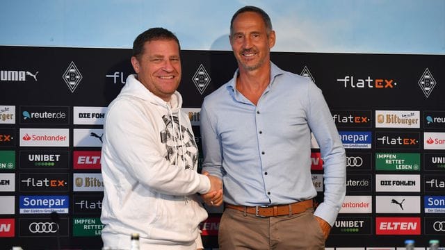 Auf der Mitgliederversammlung gefeiert: Gladbach-Trainer Adi Hütter (r) und Sportdirektor Max Eberl. Auf der Mitgliederversammlung gefeiert: Gladbach-Trainer Adi Hütter (r) und Sportdirektor Max Eberl.
