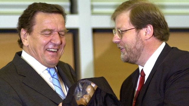 2002 erhält Gerhard Schröder (l) Currywürste von Hans-Jürgen Uhl, dem damaligen Geschäftsführer des Gesamt- und Konzernbetriebsrates von VW. 2002 erhält Gerhard Schröder (l) Currywürste von Hans-Jürgen Uhl, dem damaligen Geschäftsführer des Gesamt- und Konzernbetriebsrates von VW.