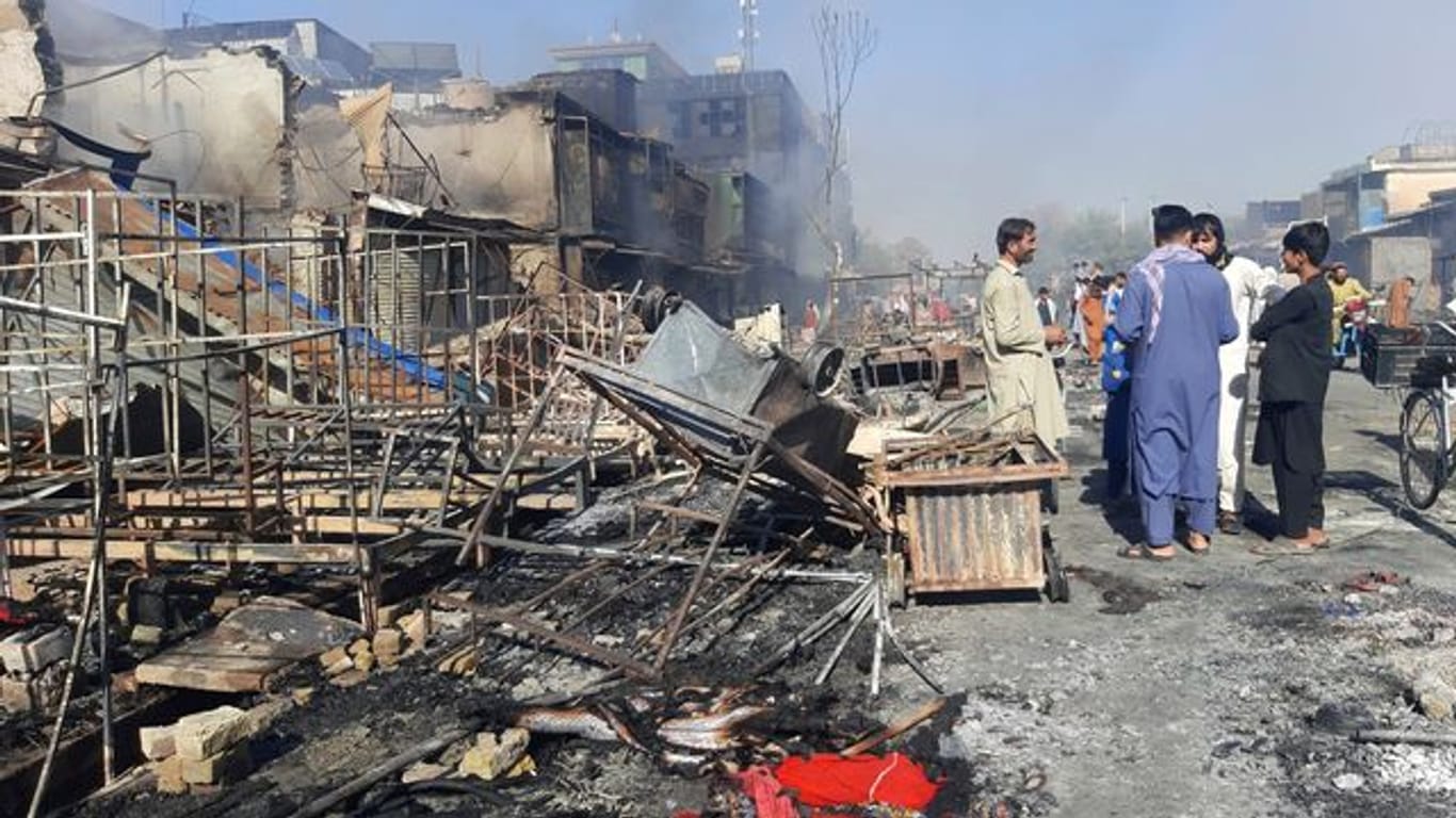 Menschen inspizieren in Kundus die Trümmer von Geschäften, die bei Kämpfen zwischen den Taliban und afghanischen Sicherheitskräften zerstört wurden.
