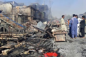 Menschen inspizieren in Kundus die Trümmer von Geschäften, die bei Kämpfen zwischen den Taliban und afghanischen Sicherheitskräften zerstört wurden.