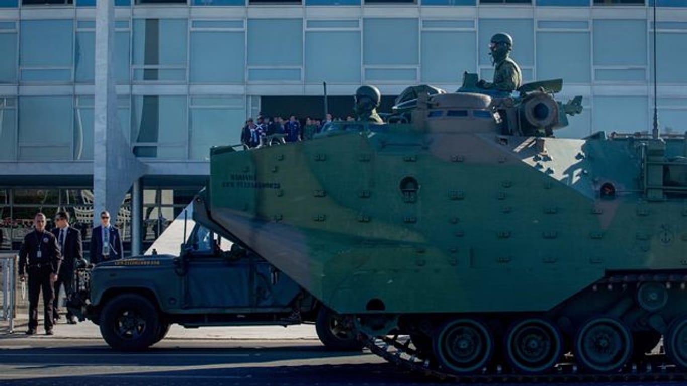 Ein Militärkonvoi fährt vor dem Regierungspalast in Brasília vorbei.