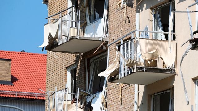 Schwere Schäden nach einer Explosion in einem Mehrfamilienhaus in Linköping.