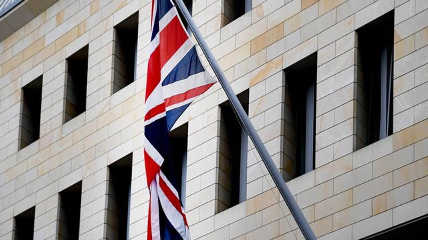 Die Bundesanwaltschaft hat einen Mitarbeiter der britischen Botschaft in Berlin festnehmen lassen, weil er einem russischen Geheimdienst gegen Geld Dokumente verschafft haben soll.