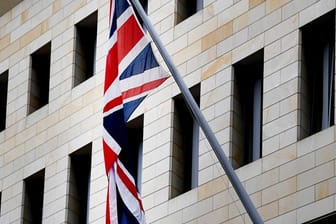 Die Bundesanwaltschaft hat einen Mitarbeiter der britischen Botschaft in Berlin festnehmen lassen, weil er einem russischen Geheimdienst gegen Geld Dokumente verschafft haben soll.
