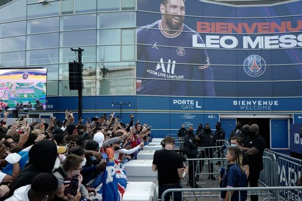 Fans von Paris Saint-Germain stehen vor der Pressekonferenz von Messi vor dem Prinzenpark-Stadion.