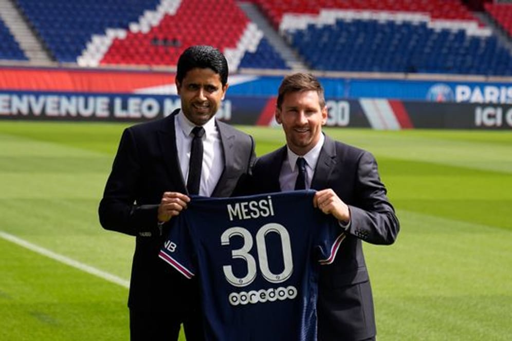 PSG-Präsident Nasser Al-Khelaifi (l) posiert mit Lionel Messi im Stadion Parc des Princes.