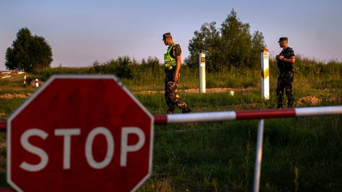 Mitglieder des litauischen Grenzschutzdienstes patrouillieren an der Grenze zu Belarus.