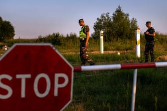 Mitglieder des litauischen Grenzschutzdienstes patrouillieren an der Grenze zu Belarus.