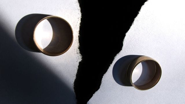 Die Zahl der Ehescheidungen nahm im Vergleich zu 2019 um 3,5 Prozent ab. Die Zahl der Ehescheidungen nahm im Vergleich zu 2019 um 3,5 Prozent ab.