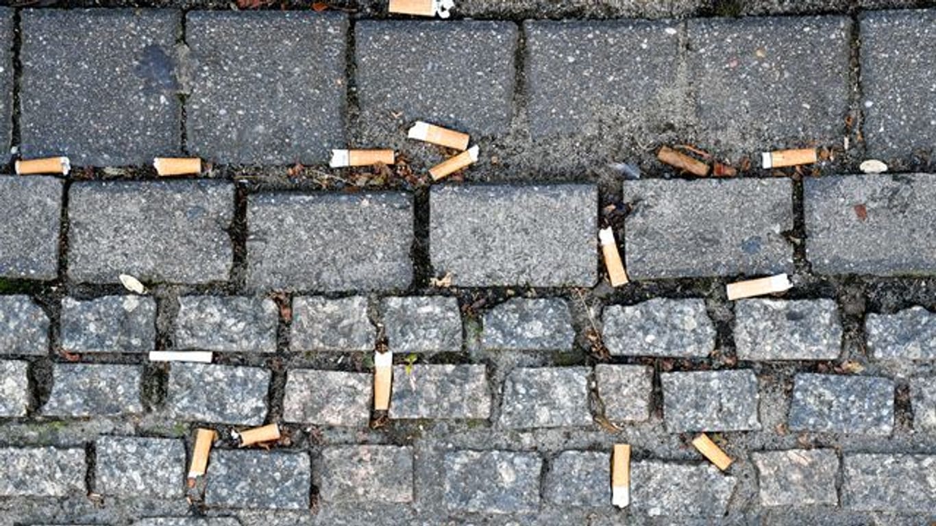 Weggeworfene Zigarettenkippen (Symbolbild).
