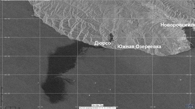 Das Satellitenbild der Russischen Akademie der Wissenschaften zeigt den Ölteppich nach dem Unfall mit einem Tankschiff im Schwarzen Meer.