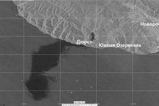 Das Satellitenbild der Russischen Akademie der Wissenschaften zeigt den Ölteppich nach dem Unfall mit einem Tankschiff im Schwarzen Meer.