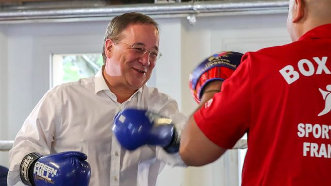 Unions-Kanzlerkandidat Armin Laschet ist bei seinem Wahlkampfauftakt mit einem Trainer des Boxcamps Gallus, in dem Kinder und Jugendliche trainieren, in den Ring gestiegen.