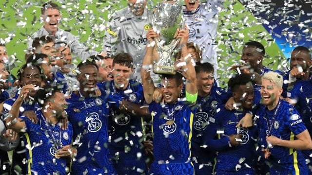 Chelsea-Spieler feiern mit dem Pokal nach dem Sieg.