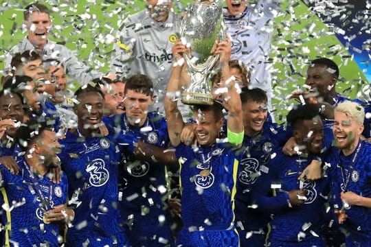 Chelsea-Spieler feiern mit dem Pokal nach dem Sieg.