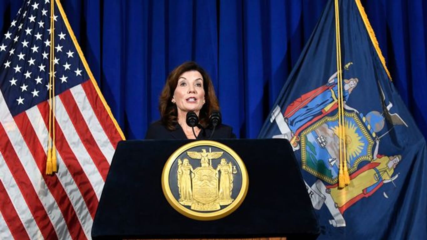 Kathy Hochul gibt als designierte Gouverneurin von New York eine Pressekonferenz im State Capitol in Albany.