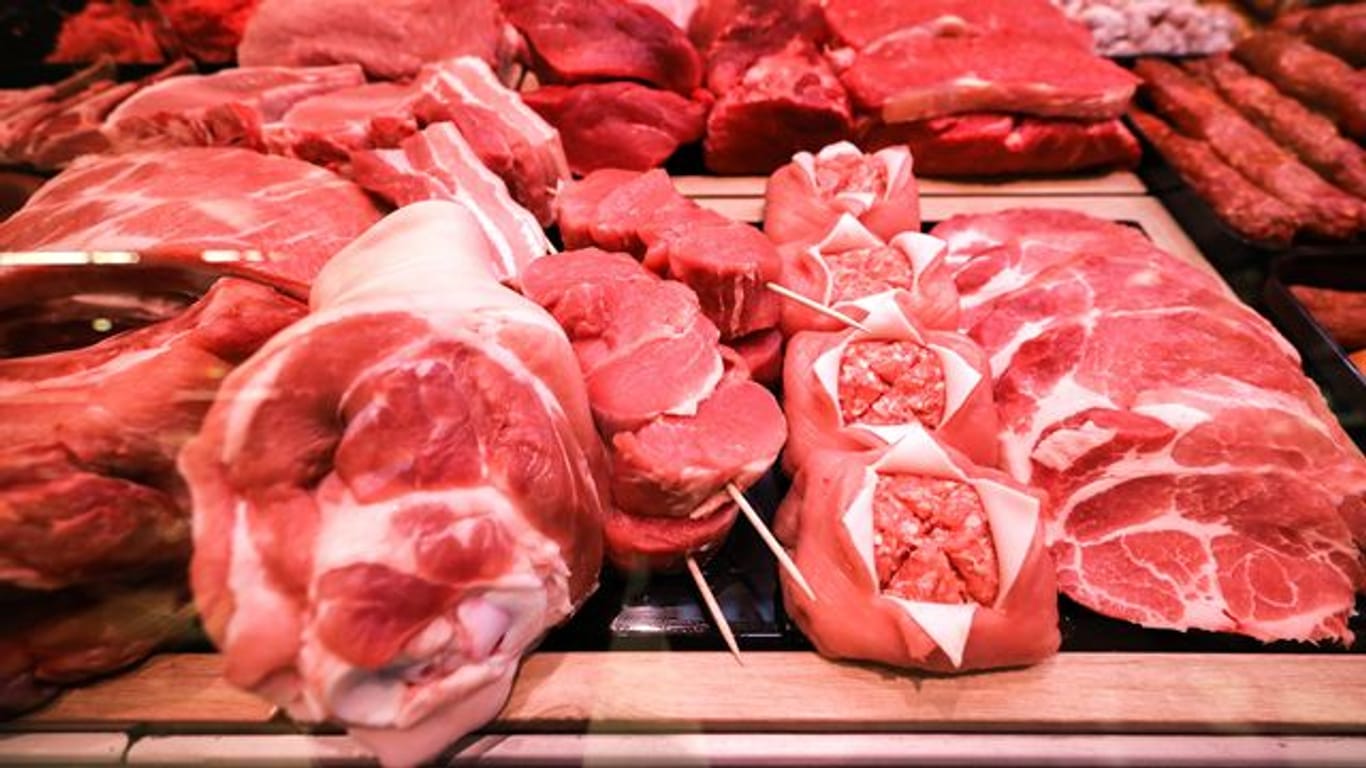 Eine "Tierwohlabgabe" könnte etwa bedeuten, dass 40 Cent pro Kilogramm Fleisch und Wurst erhoben werden.