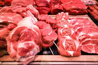 Eine "Tierwohlabgabe" könnte etwa bedeuten, dass 40 Cent pro Kilogramm Fleisch und Wurst erhoben werden.