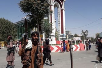 Kämpfer der Taliban patrouillieren in der Stadt Gasni rund 150 Kilometer südwestlich von Kabul.
