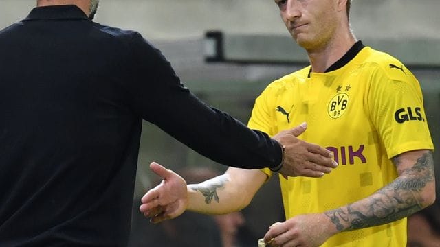 BVB-Cheftrainer Marco Rose (l) kann sich eine Nationalmannschaftsrückkehr von Marco Reus gut vorstellen. BVB-Cheftrainer Marco Rose (l) kann sich eine Nationalmannschaftsrückkehr von Marco Reus gut vorstellen.