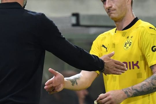 BVB-Cheftrainer Marco Rose (l) kann sich eine Nationalmannschaftsrückkehr von Marco Reus gut vorstellen.