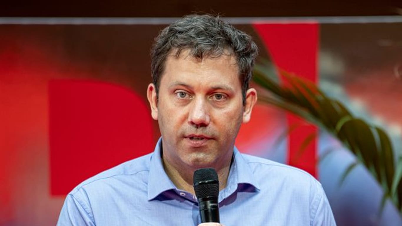 SPD-Politiker Lars Klingbeil solidarisiert sich wegen einer Schmähkampagne gegen die Grünen mit dem politischen Konkurrenten.