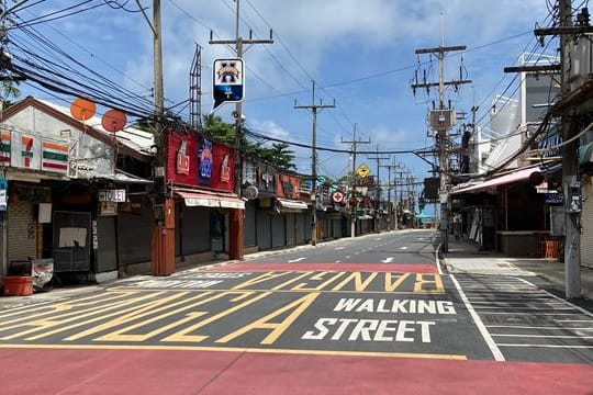 Die berühmte Bangla Road in Patong - jetzt menschenleer.