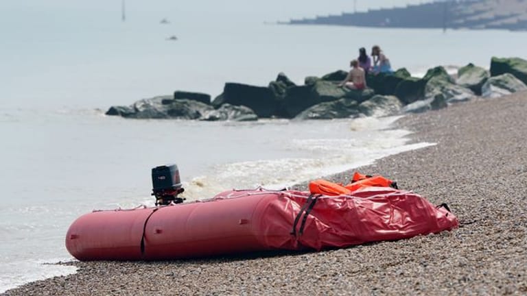 Ein Boot, von dem man annimmt, dass es für die Überfahrt von Migranten benutzt wurde, liegt am Strand von Walmer (Archivbild).
