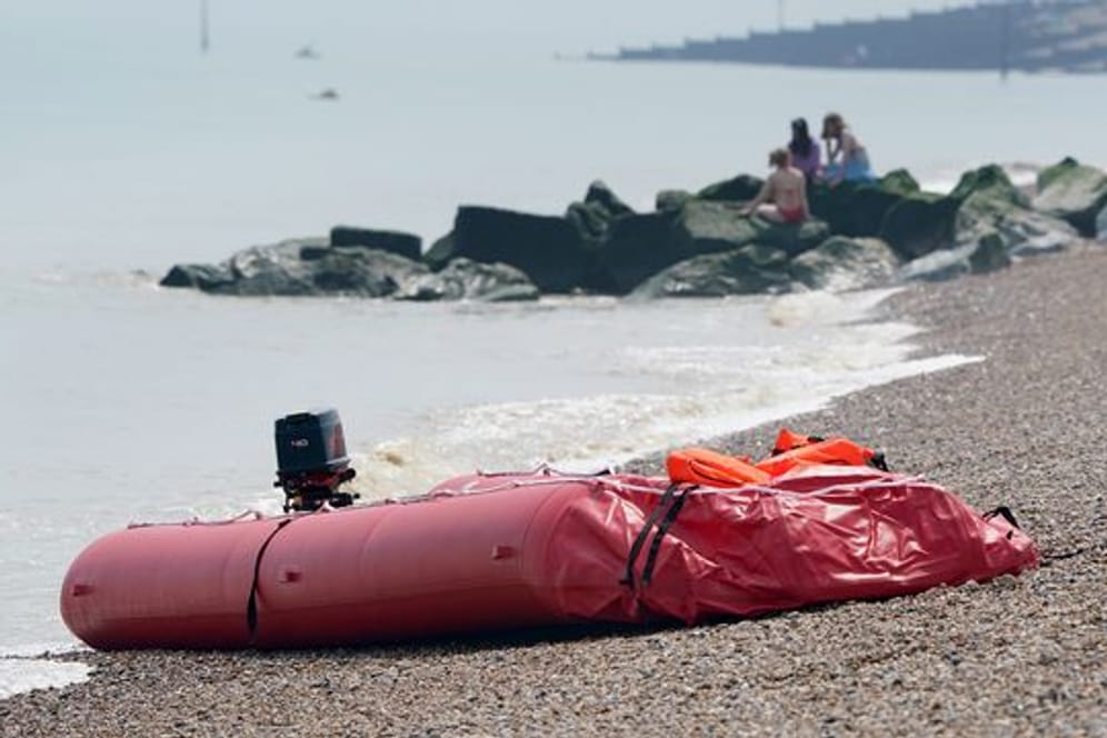 Ein Boot, von dem man annimmt, dass es für die Überfahrt von Migranten benutzt wurde, liegt am Strand von Walmer (Archivbild).