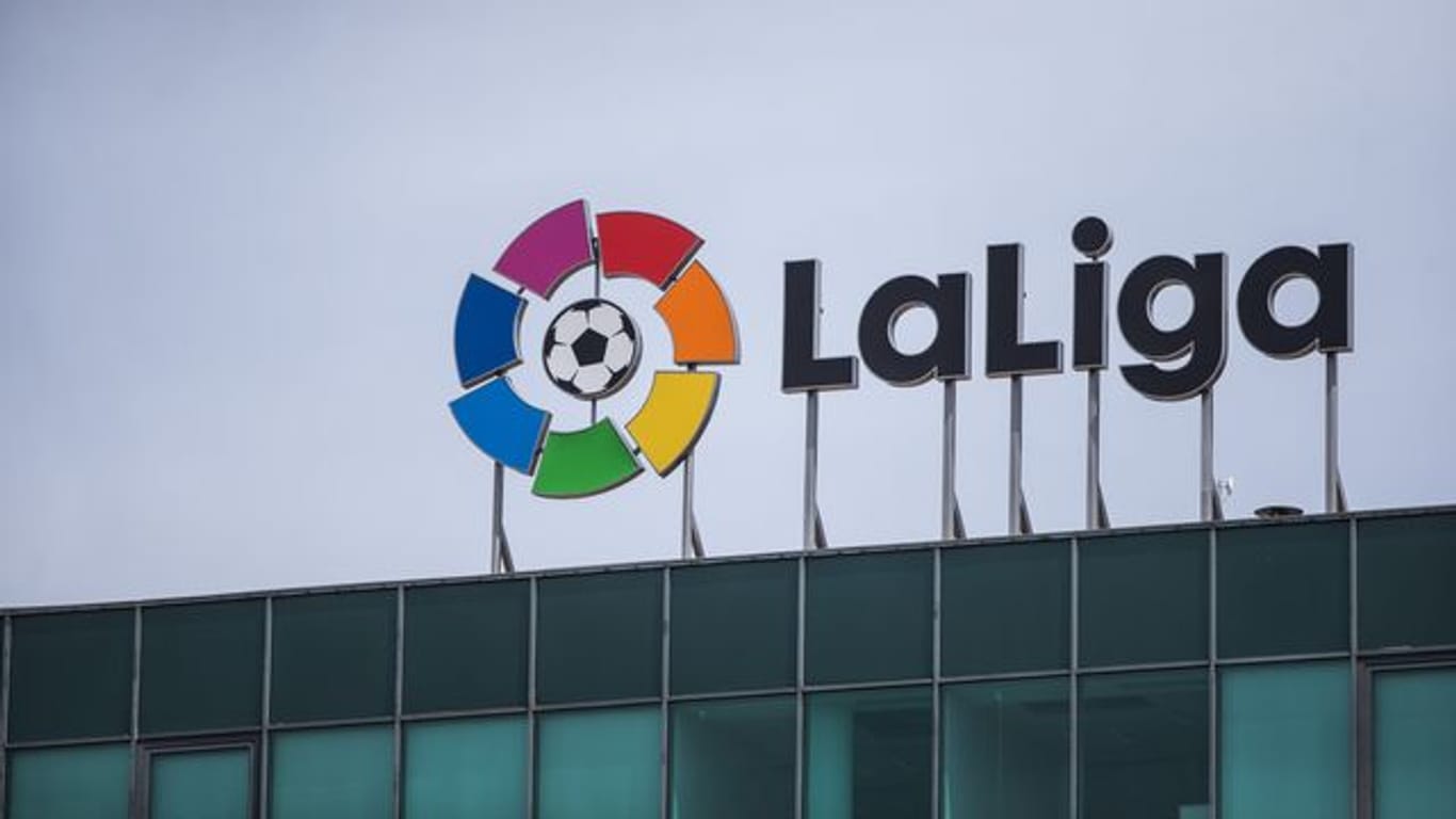 Die spanischen Profi-Clubs haben den umstrittenen Milliardendeal der Fußball-Liga mit einem Investor aus Luxemburg gebilligt.