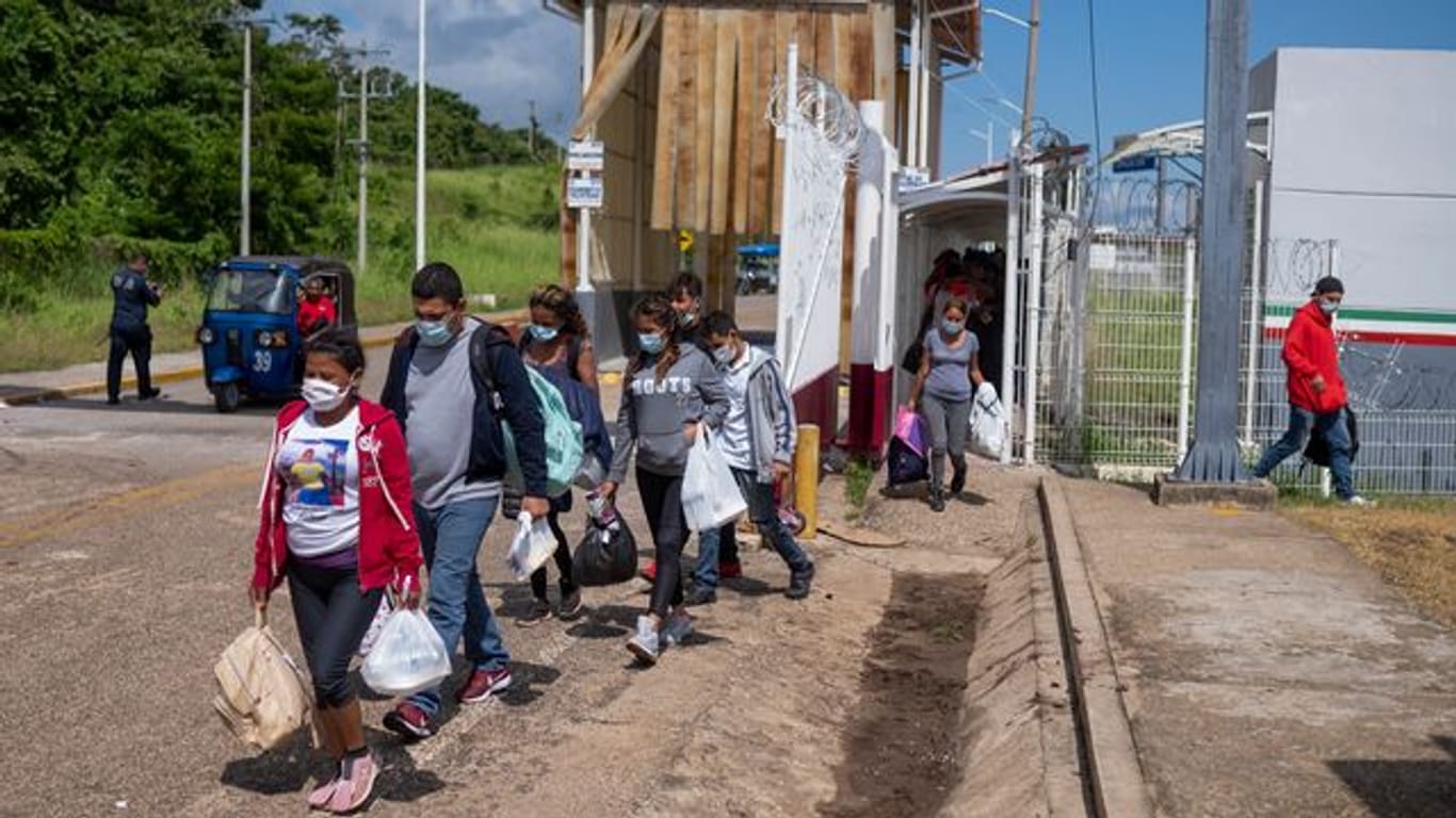 Abgeschobene Migranten kommen in El Ceibo an.